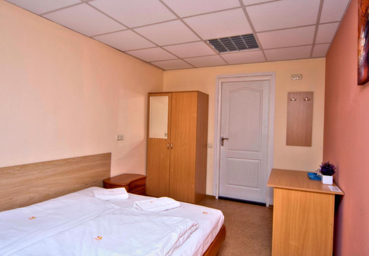 Hostel Podolski Plus Kiev Esterno foto