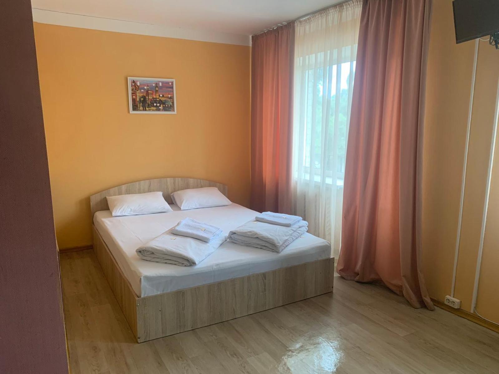 Hostel Podolski Plus Kiev Esterno foto