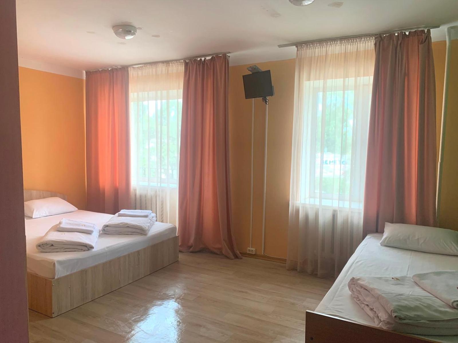 Hostel Podolski Plus Kiev Esterno foto